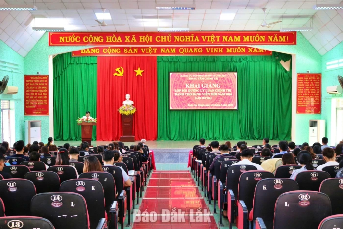 Phường Buôn Ma Thuột bồi dưỡng lý luận chính trị cho 136 đảng viên mới