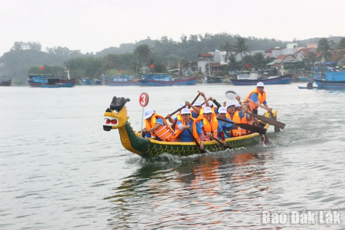 Rộn ràng lễ hội sông nước đầu xuân