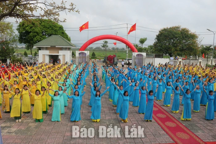 500 hội viên phụ nữ đồng diễn dân vũ chào mừng Ngày Quốc tế Phụ nữ 8/3