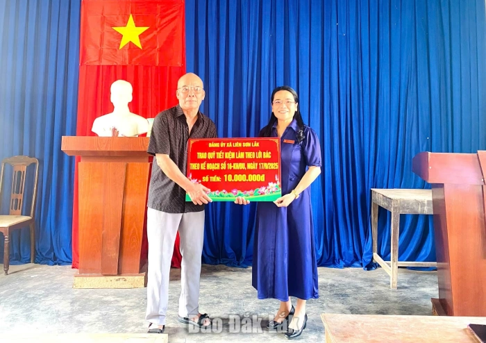 Xã Liên Sơn Lắk: Trao kinh phí hỗ trợ đảng viên có hoàn cảnh khó khăn