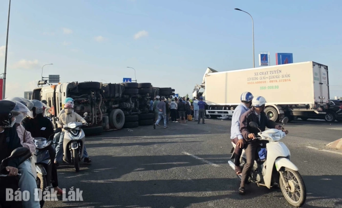 Tai nạn giao thông trên Quốc lộ 1, một tài xế nguy kịch