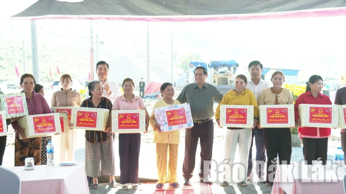 Thủ tướng Phạm Minh Chính thăm, tặng quà người dân Khu tái định cư Quảng Đức, xã Tuy An Nam