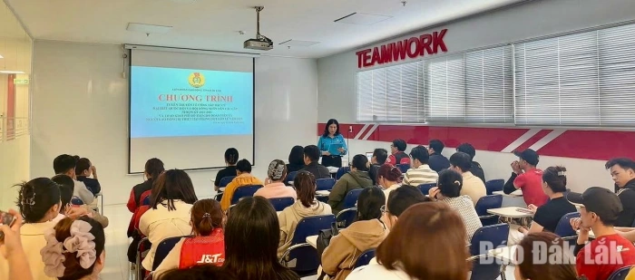 Liên đoàn Lao động tỉnh tuyên truyền về bầu cử và tặng quà người lao động Công ty Thuận Phong