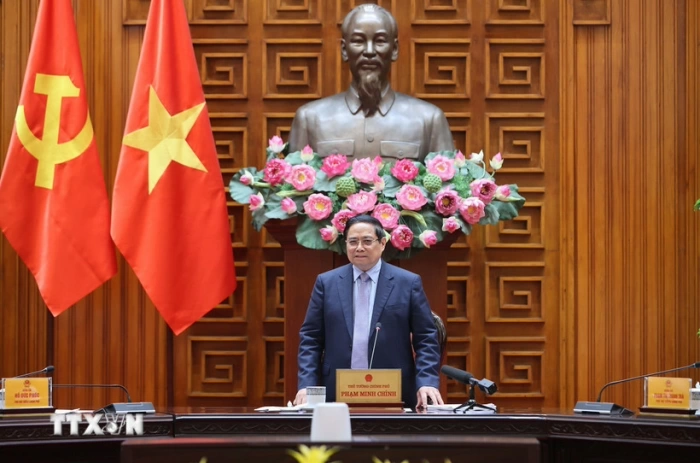 Thủ tướng: Dứt khoát không để thiếu xăng dầu cho sản xuất, kinh doanh, tiêu dùng