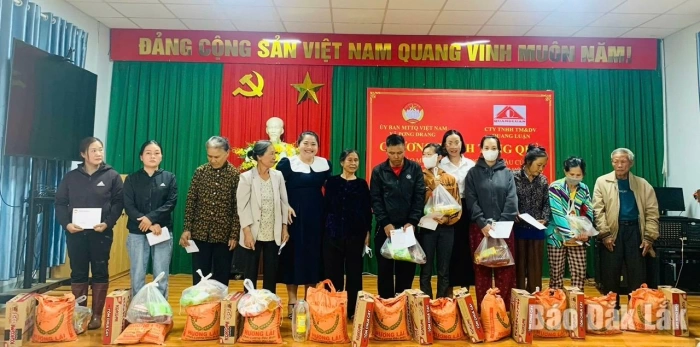 Trao 150 suất quà cho các hộ có hoàn cảnh khó khăn xã Pơng Drang