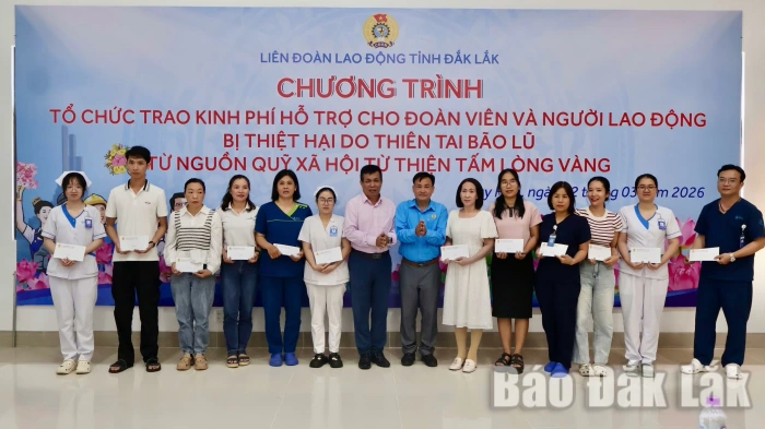 Liên đoàn Lao động tỉnh trao hỗ trợ kinh phí cho đoàn viên, lồng ghép tuyên truyền bầu cử