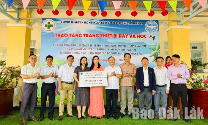 Trao viện trợ khắc phục hậu quả thiên tai cho các trường mầm non