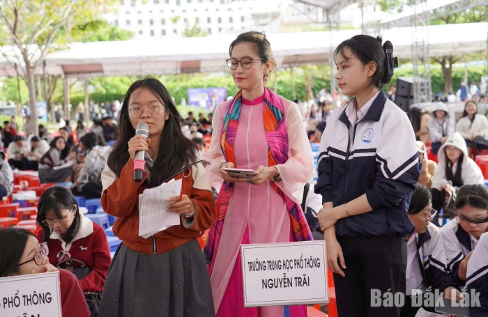 Học sinh cân nhắc chọn ngành học khi học phí các trường đại học tăng