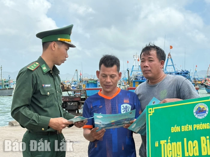 Đồn Biên phòng Xuân Đài tăng cường tuyên truyền chống khai thác IUU và vận động ngư dân tham gia bầu cử