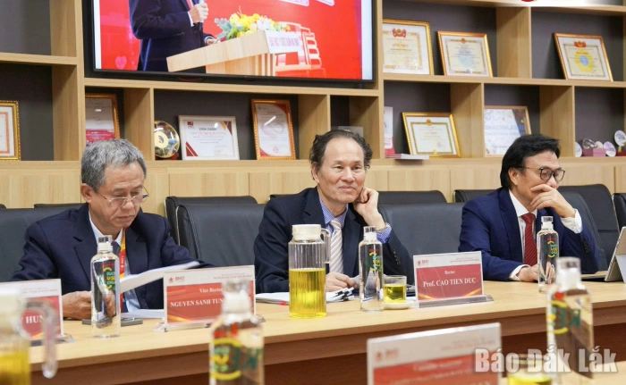 Trường Đại học Y Dược Buôn Ma Thuột làm việc với Đoàn Tổng Lãnh sự quán Ấn Độ