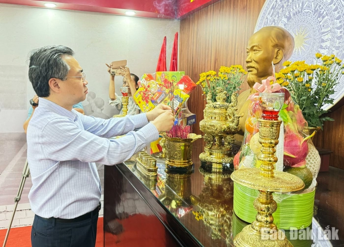Trưởng Ban Chính sách, Chiến lược Trung ương Nguyễn Thanh Nghị dâng hương tại Di tích lịch sử quốc gia đặc biệt Nhà đày Buôn Ma Thuột