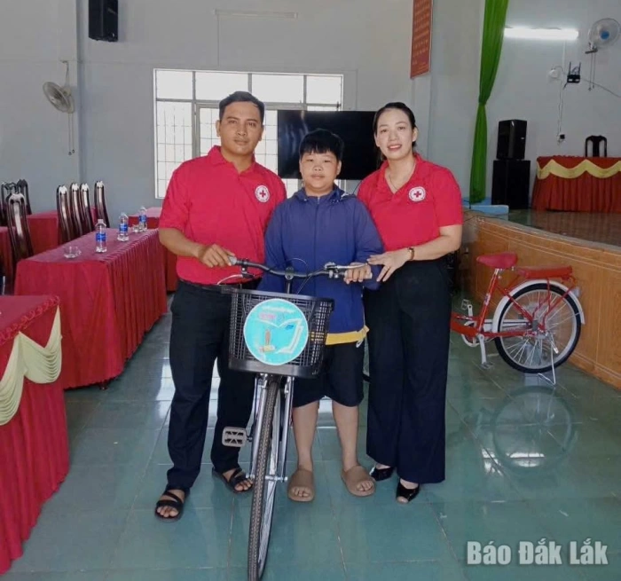 Hội Chữ thập đỏ xã Cư M’gar trao xe đạp, đèn học cho học sinh