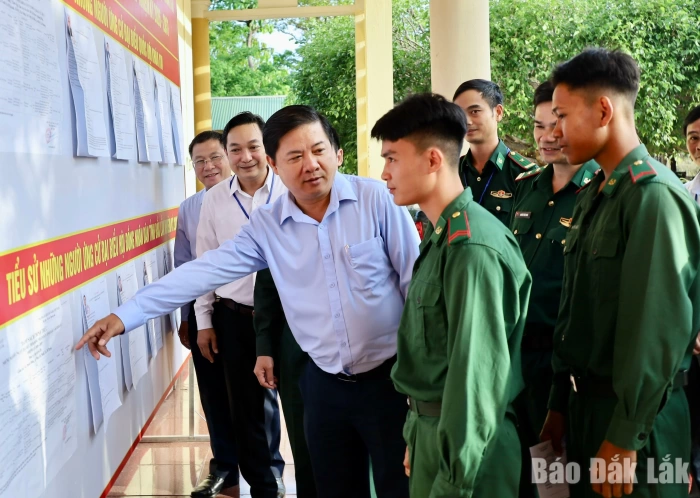 Bí thư Tỉnh ủy Lương Nguyễn Minh Triết tham dự bầu cử sớm cùng cử tri Đồn Biên phòng Sê Rê Pốk