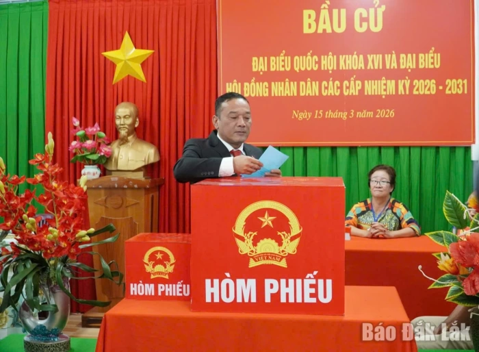 Phó Bí thư Tỉnh ủy Y Giang Gry Niê Knơng tham gia bầu cử tại khu vực bỏ phiếu số 18, phường Buôn Ma Thuột