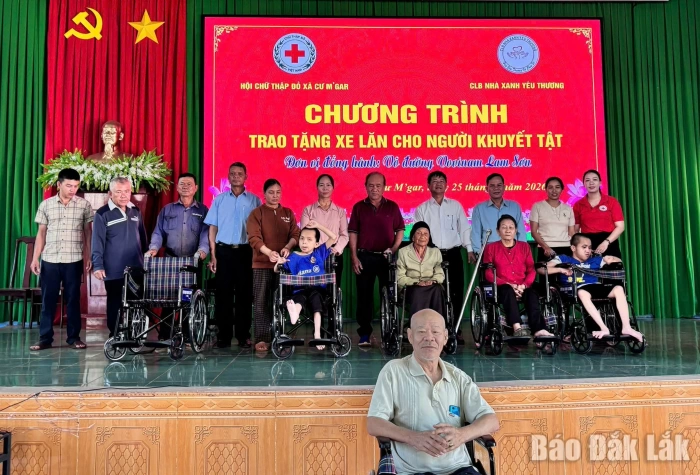 Trao xe lăn cho 15 người khuyết tật của xã Cư M’gar