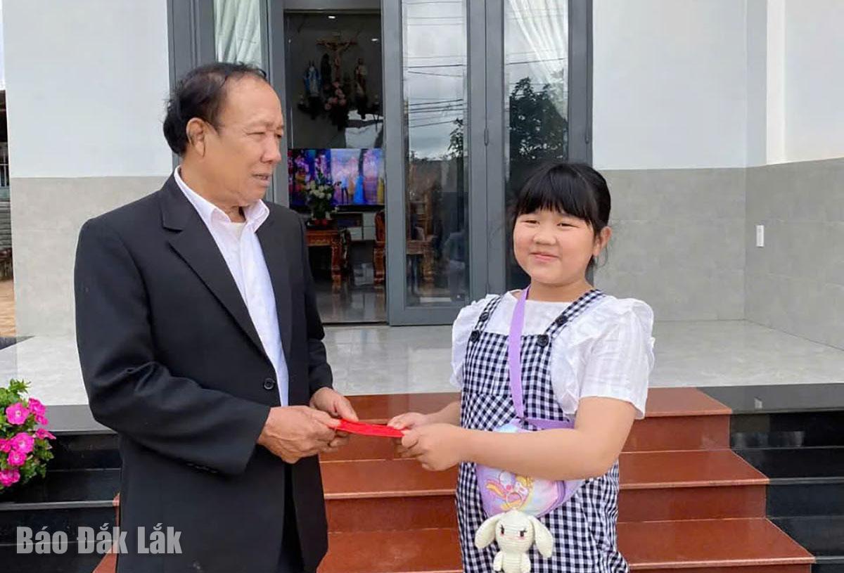 Gương sáng gia đình học tập ở buôn Hra Ea Hning