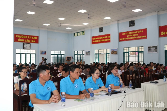 Tuyên truyền chính sách, pháp luật bảo hiểm cho cán bộ, hội viên phụ nữ phường Ea Kao