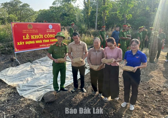 Xây Nhà Tình thương tặng học sinh vượt khó xã Ea M’Droh