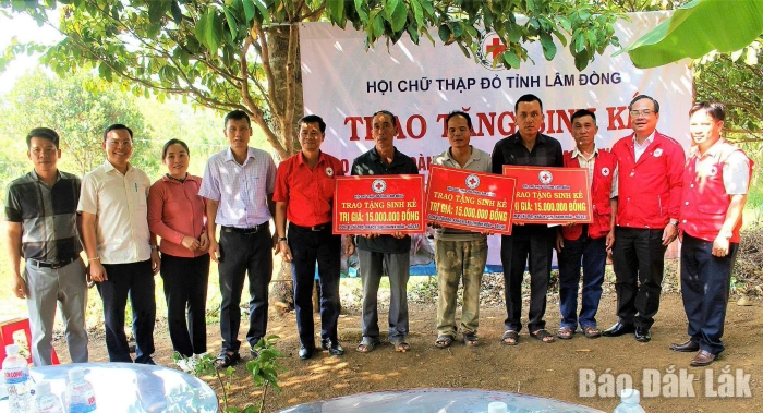 Trao sinh kế cho 3 hộ khó khăn ở xã Vân Hòa