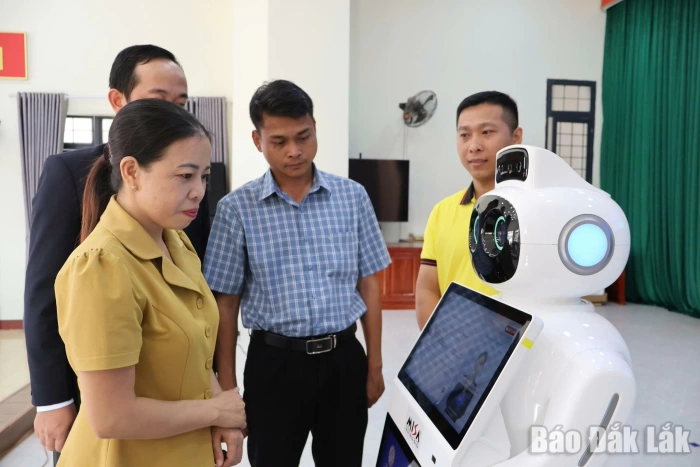 Xã Ea Knuếc: Triển khai “Robot lễ tân AI” trợ giúp thủ tục hành chính