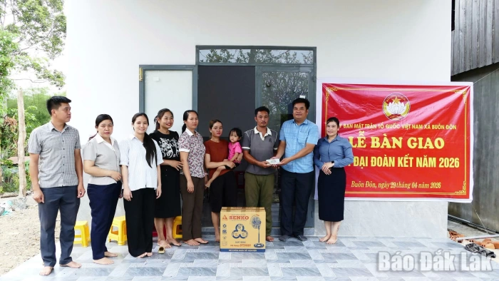 Xã Buôn Đôn bàn giao 2 nhà Đại đoàn kết
