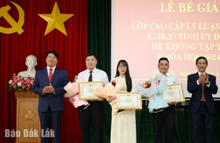 Trao bằng cao cấp lý luận chính trị cho 58 học viên