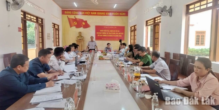 Giám sát việc cụ thể hóa nghị quyết ở Dur Kmăl