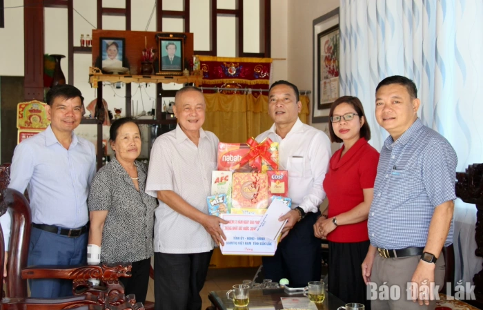 Lãnh đạo tỉnh thăm, tặng quà gia đình chính sách