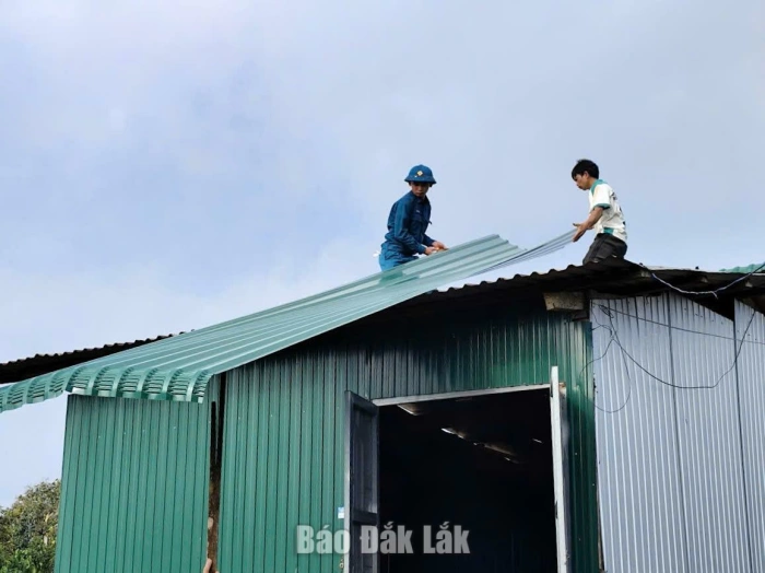 Xã Phú Xuân khẩn trương hỗ trợ người dân khắc phục hậu quả do mưa giông lốc xoáy