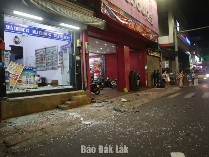 Xe máy tự lao vào hiệu thuốc: Hai người bị thương