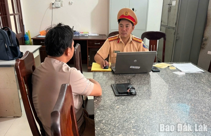Xử phạt hành chính tài xế xe tải vượt ẩu trên đường Trường Sơn Đông
