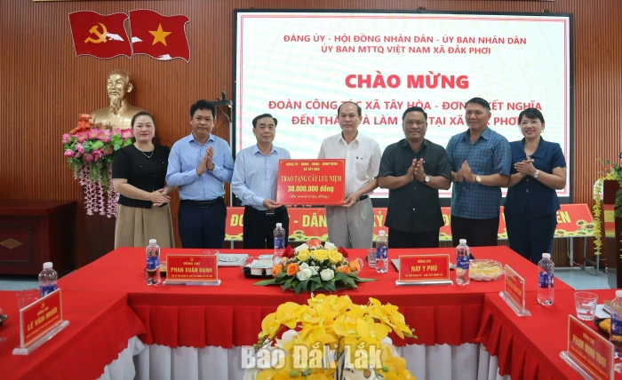 Đoàn công tác xã Tây Hòa thăm và làm việc với xã kết nghĩa Đắk Phơi