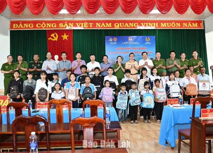 Ấm áp chương trình “Chia sẻ yêu thương - Tiếp bước hành trình” tại xã Đắk Liêng