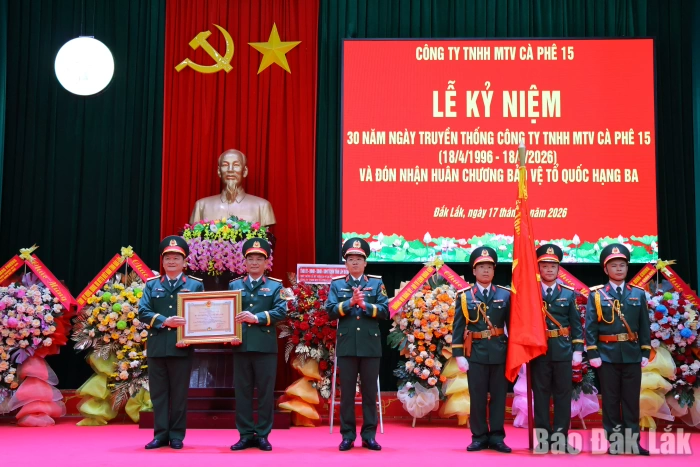 Công ty TNHH MTV Cà phê 15 đón nhận Huân chương bảo vệ Tổ quốc hạng Ba