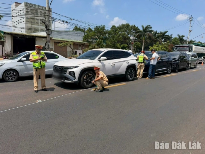12 ô tô hư hỏng sau va chạm liên hoàn trên Quốc lộ 26