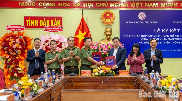 Ký kết thỏa thuận hợp tác về chuyển đổi số giữa UBND tỉnh Đắk Lắk và MobiFone