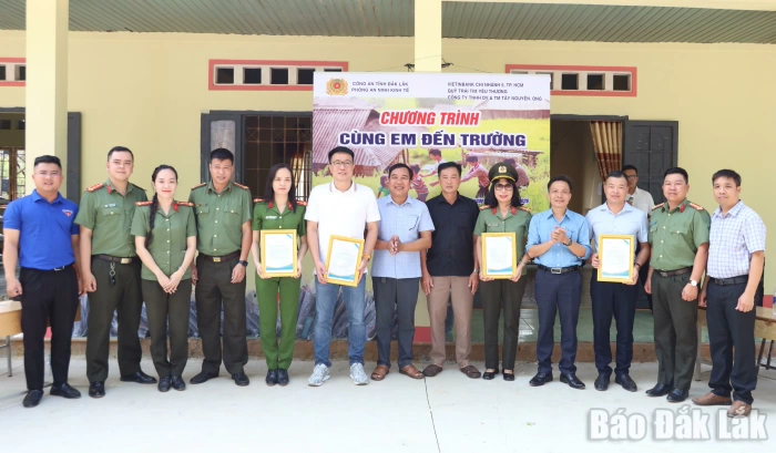 Gần 160 triệu đồng hỗ trợ học sinh khó khăn ở xã Ea Rốk