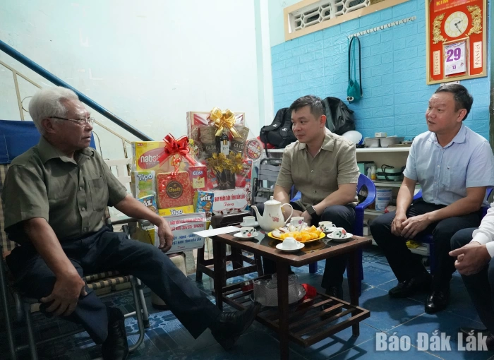 Chủ tịch UBND tỉnh Đỗ Hữu Huy thăm, tặng quà gia đình chính sách