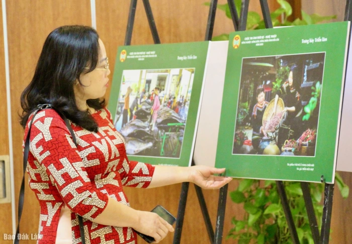 Tiếp nhận tác phẩm cuộc thi ảnh “Tự hào một dải biên cương”