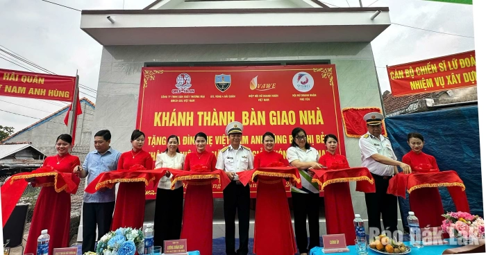 Bàn giao nhà tình nghĩa tặng gia đình Mẹ Việt Nam Anh hùng