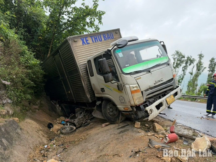 Xe tải mất lái khi đang đổ đèo, một người tử vong tại chỗ