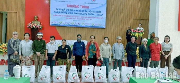 Tặng 60 suất quà cho hộ nghèo, cận nghèo và đối tượng chính sách phường Tân Lập