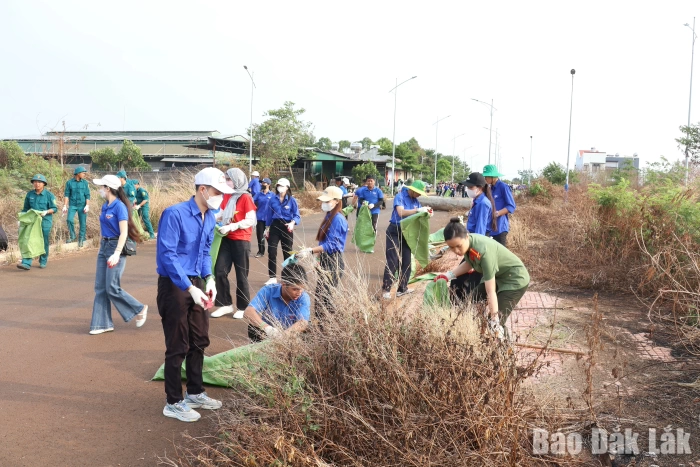 Hơn 300 tình nguyện viên tham gia chiến dịch Earth Day Việt Nam 2026