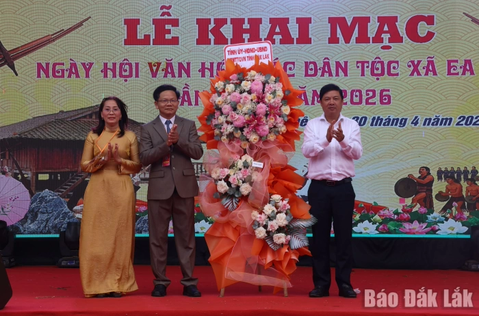 Bí thư Tỉnh ủy Lương Nguyễn Minh Triết tham dự Ngày hội văn hóa các dân tộc xã Ea Phê