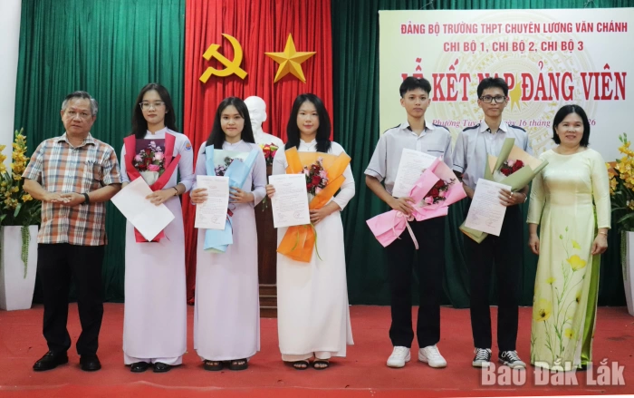 Đảng bộ trường THPT chuyên Lương Văn Chánh tổ chức kết nạp 16 học sinh vào Đảng