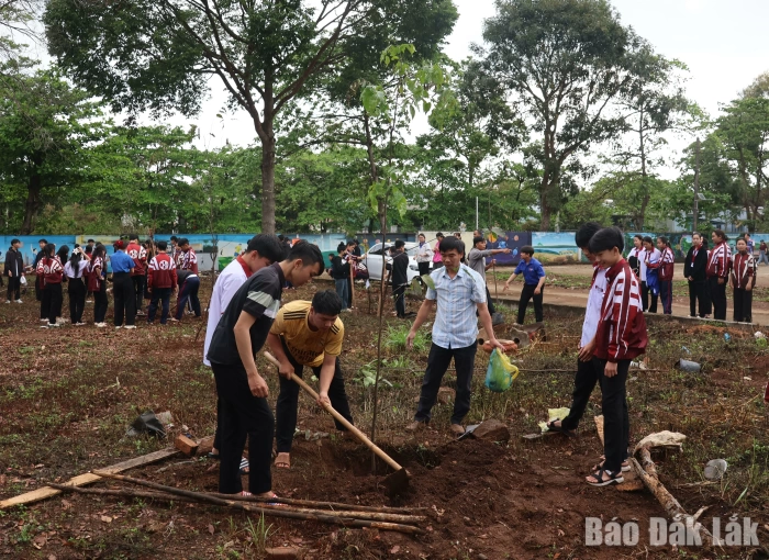 Đa dạng hình thức giáo dục học sinh
bảo vệ môi trường