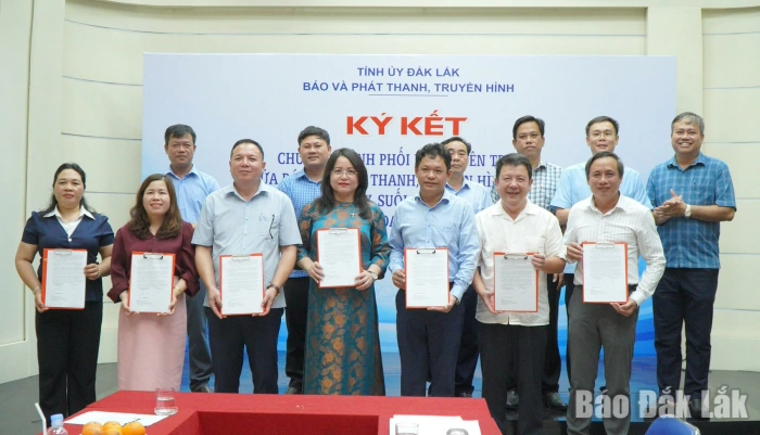 Báo và Phát thanh, Truyền hình Đắk Lắk ký kết phối hợp tuyên truyền với 6 xã phía Đông