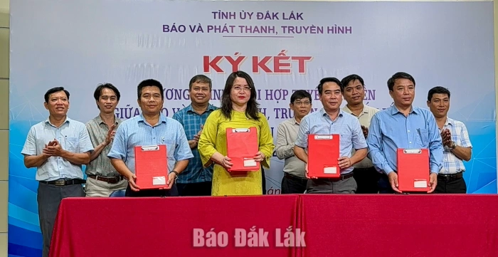Báo và Phát thanh, Truyền hình Đắk Lắk ký kết phối hợp tuyên truyền với các xã Ô Loan, Tây Sơn và phường Xuân Đài