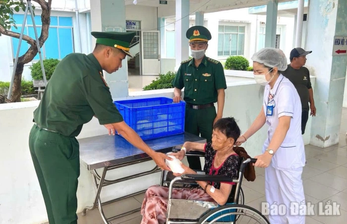 Tặng 500 suất ăn 0 đồng cho người yếu thế