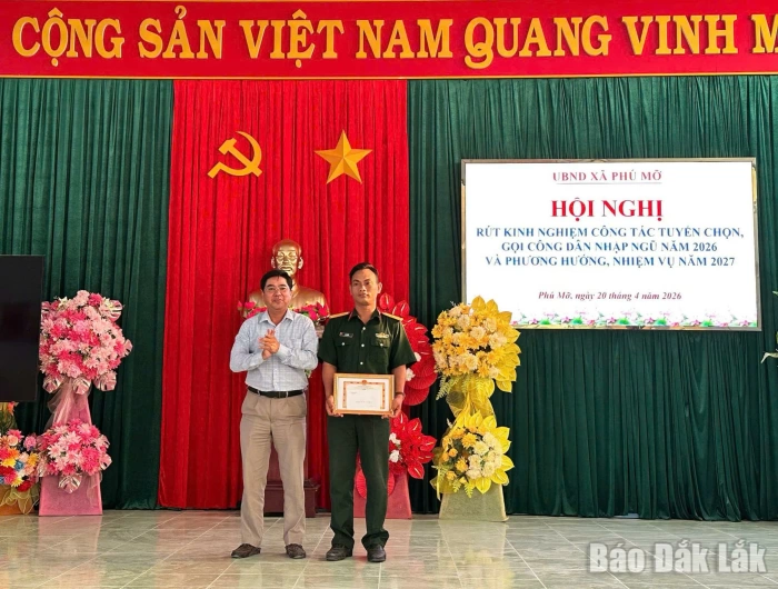 Xã Phú Mỡ khen thưởng 4 tập thể, cá nhân làm tốt công tác tuyển quân